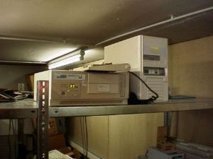 zwei PCs in einem Regal